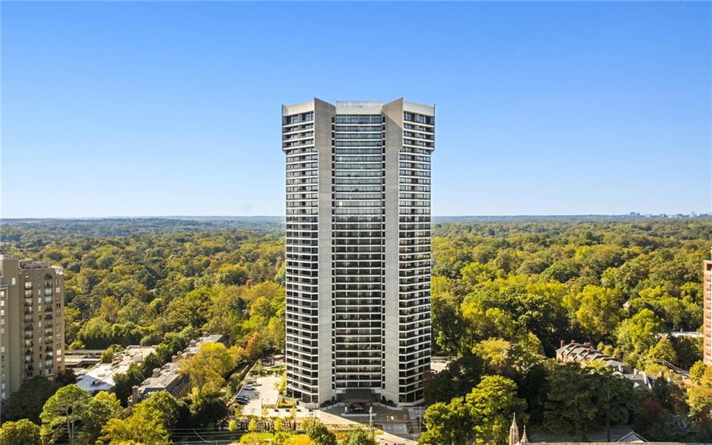 2 bedroom, 2 bathroom, 2,403 sq ft condominium for sale at 2660 Peachtree Road 36F, Atlanta, GA 30305 — photo 2