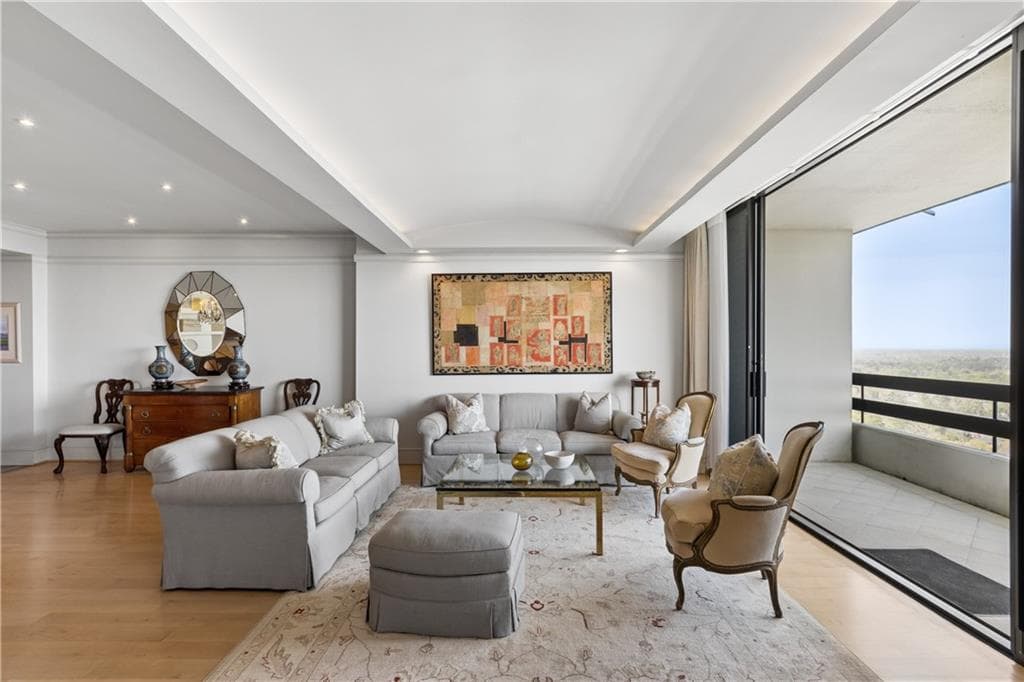 2 bedroom, 2 bathroom, 2,403 sq ft condominium for sale at 2660 Peachtree Road 36F, Atlanta, GA 30305 — photo 6