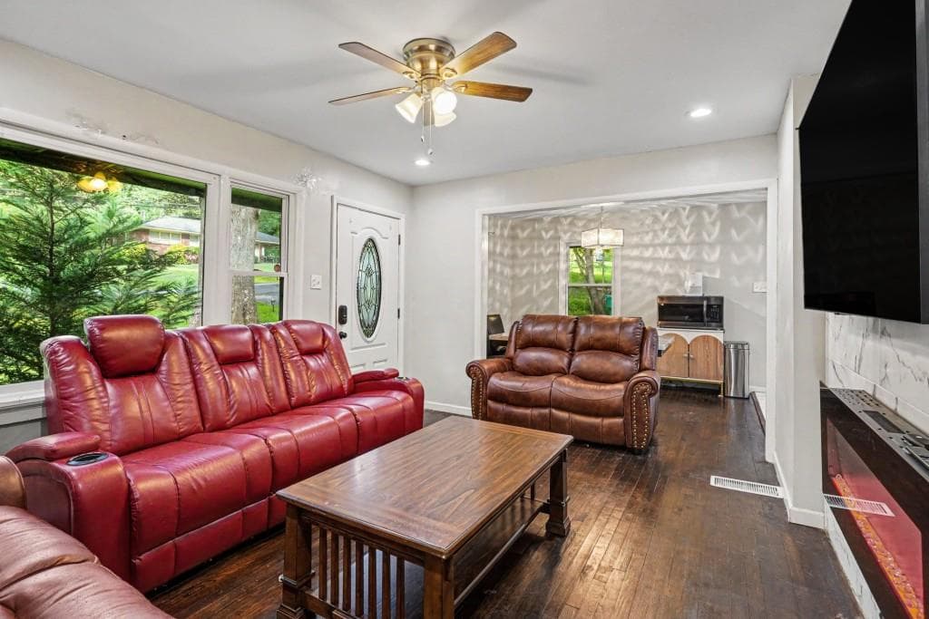 3 bedroom, 1 bathroom, 950 sq ft single family residence for sale at 5633 Cypress Drive, Forest Park, GA 30297 — photo 2