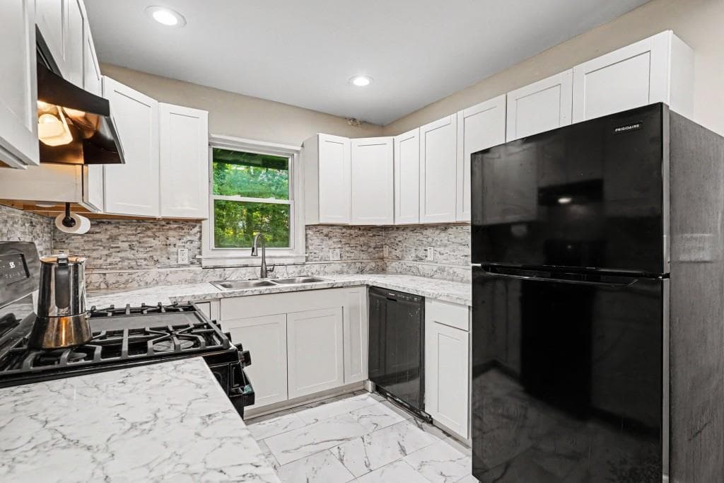 3 bedroom, 1 bathroom, 950 sq ft single family residence for sale at 5633 Cypress Drive, Forest Park, GA 30297 — photo 3