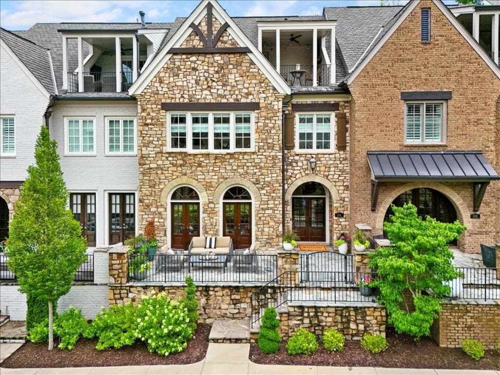3 bedroom, 4 bathroom, 3,143 sq ft townhouse sold at 204 Violet Garden Walk, Alpharetta, GA 30004