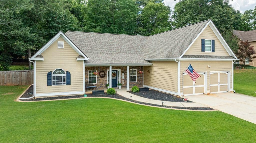 4 bedroom, 2 bathroom, 2,194 sq ft single family residence sold at 6050 Windsorcreek Drive, Douglasville, GA 30135
