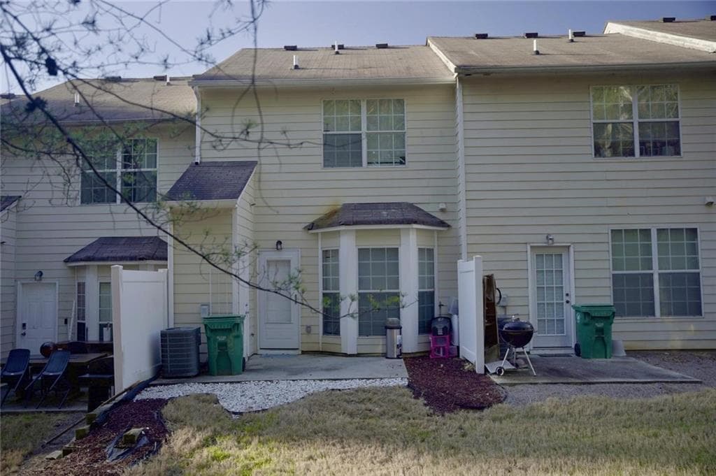 2 bedroom, 3 bathroom, 1,320 sq ft townhouse for sale at 2804 Parkway Cove, Lithonia, GA 30058 — photo 2