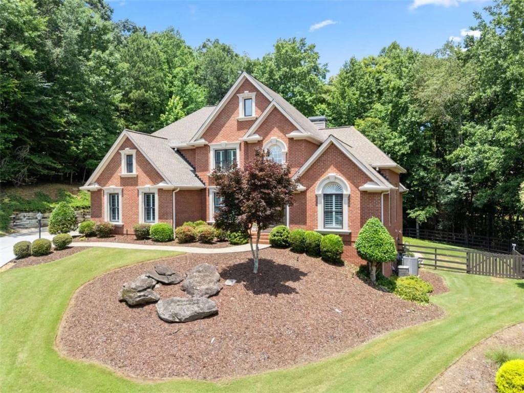 4 bedroom, 5 bathroom, 5,533 sq ft single family residence under contract at 136 Riverview Drive, Suwanee, GA 30024 — photo 2
