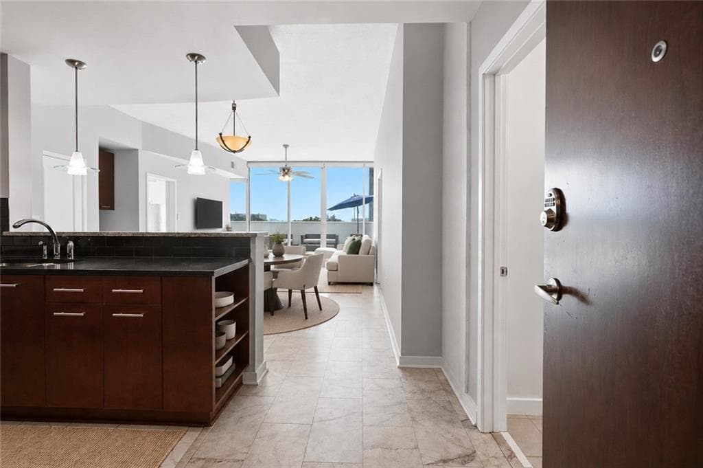 2 bedroom, 2 bathroom, 1,238 sq ft condominium for sale at 3324 Peachtree Road 814, Atlanta, GA 30326 — photo 6