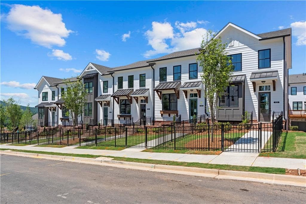 3 bedroom, 4 bathroom, 2,004 sq ft townhouse for sale at 630 Skytop Drive 157, Cumming, GA 30040 — photo 2