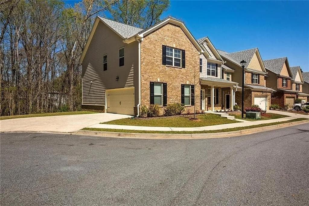 5 bedroom, 3 bathroom, 2,532 sq ft single family residence for sale at 5831 Peltier Trace, Norcross, GA 30093 — photo 2