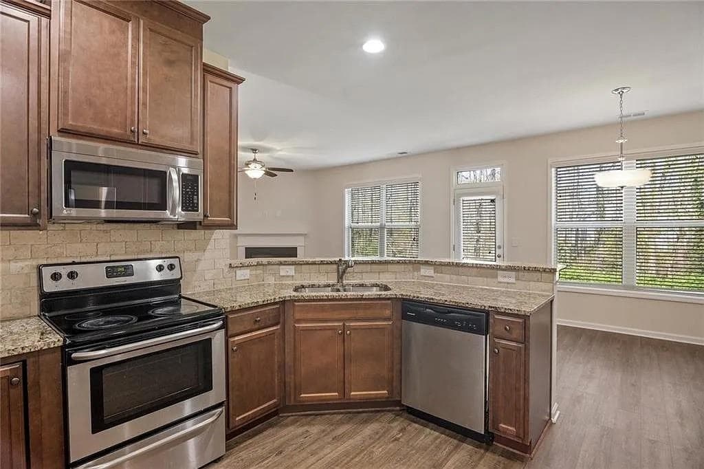 5 bedroom, 3 bathroom, 2,532 sq ft single family residence for sale at 5831 Peltier Trace, Norcross, GA 30093 — photo 7