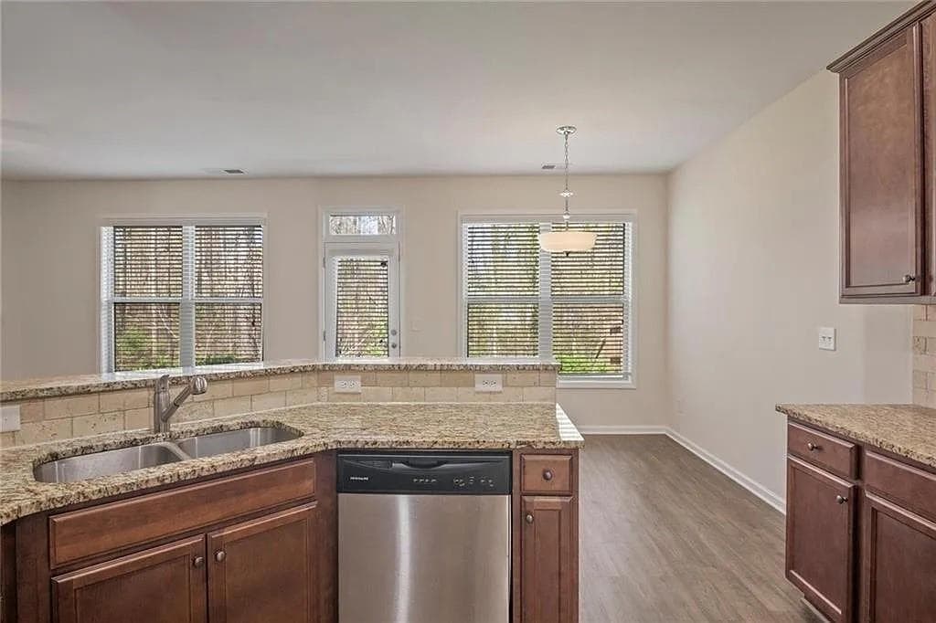 5 bedroom, 3 bathroom, 2,532 sq ft single family residence for sale at 5831 Peltier Trace, Norcross, GA 30093 — photo 8
