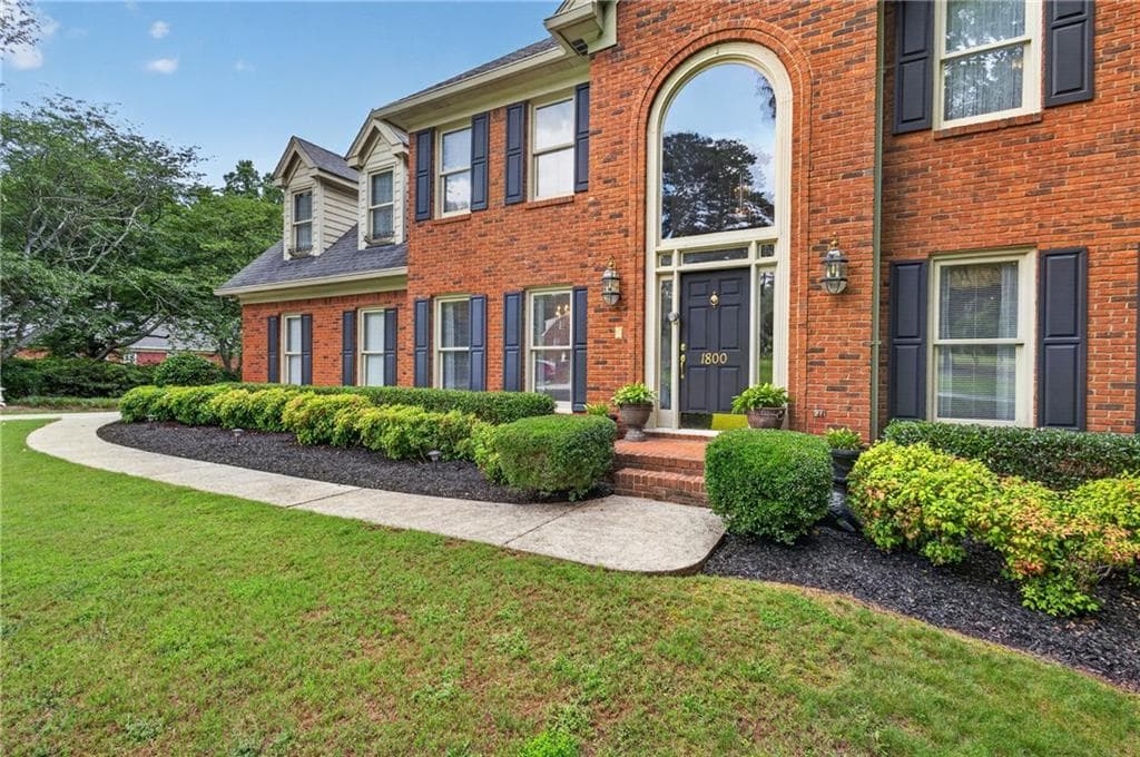4 bedroom, 5 bathroom, 3,857 sq ft single family residence under contract at 1800 Brookstone Drive, Snellville, GA 30078 — photo 2