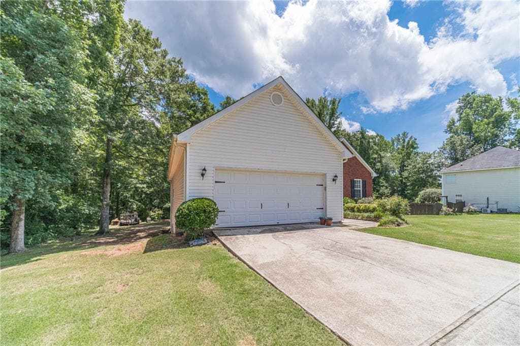 4 bedroom, 3 bathroom, 2,846 sq ft single family residence for sale at 3435 Davan Lane, Monroe, GA 30655 — photo 2