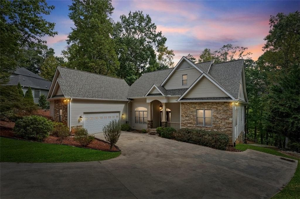 5 bedroom, 4 bathroom, 4,243 sq ft single family residence under contract at 124 SHORE Drive, Other-South Carolina, SC 29643 — photo 7