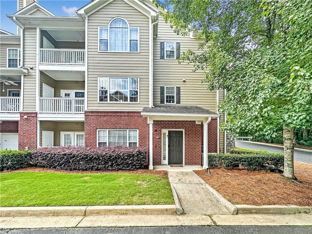 2 bedroom, 2 bathroom, 1,194 sq ft townhouse for sale at 4001 Woodland Lane, Alpharetta, GA 30009 — photo 1 of 31