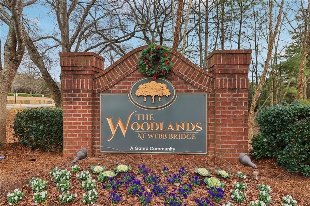 2 bedroom, 2 bathroom, 1,194 sq ft townhouse for sale at 4001 Woodland Lane, Alpharetta, GA 30009 — photo 2