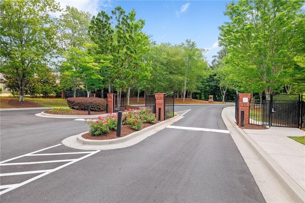 2 bedroom, 2 bathroom, 1,194 sq ft townhouse for sale at 4001 Woodland Lane, Alpharetta, GA 30009 — photo 3