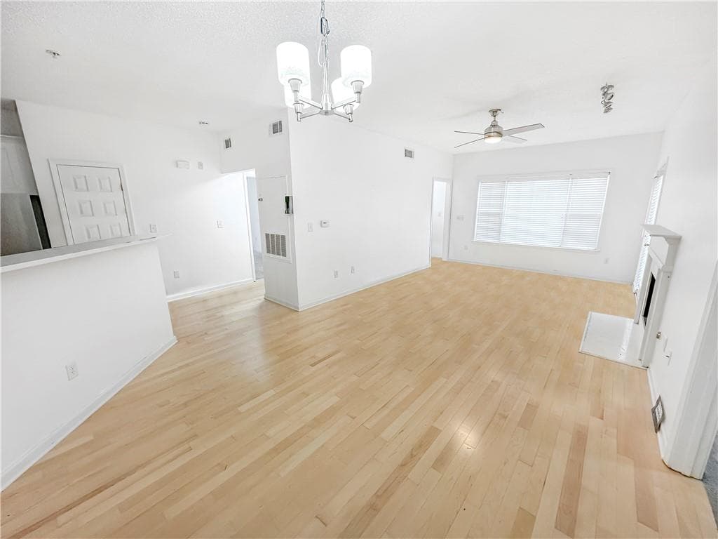 2 bedroom, 2 bathroom, 1,194 sq ft townhouse for sale at 4001 Woodland Lane, Alpharetta, GA 30009 — photo 7