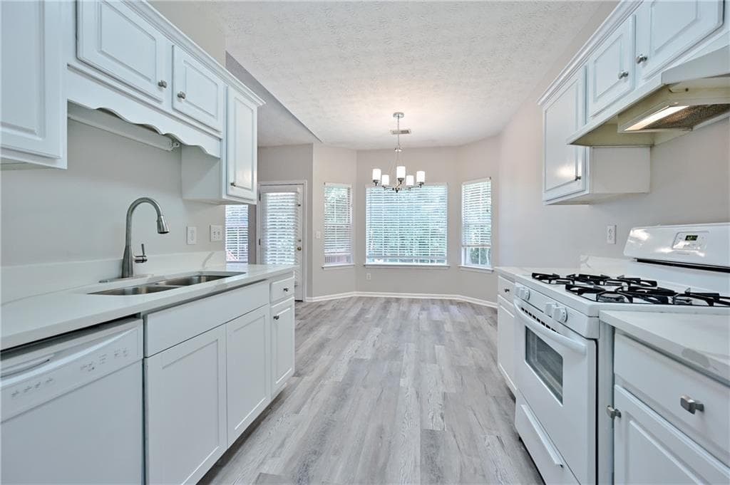 3 bedroom, 2 bathroom, 1,353 sq ft single family residence under contract at 3605 Clubside Walk, Kennesaw, GA 30144 — photo 3