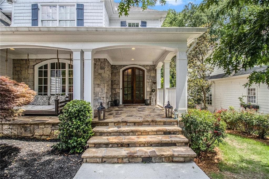 5 bedroom, 5 bathroom, 6,070 sq ft single family residence under contract at 4179 Glengary Drive, Atlanta, GA 30342 — photo 4