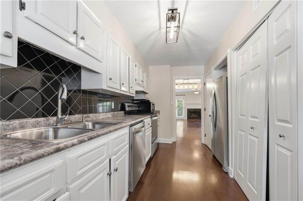 2 bedroom, 3 bathroom, 1,288 sq ft condominium under contract at 3633 Stonewall Drive, Atlanta, GA 30339 — photo 9