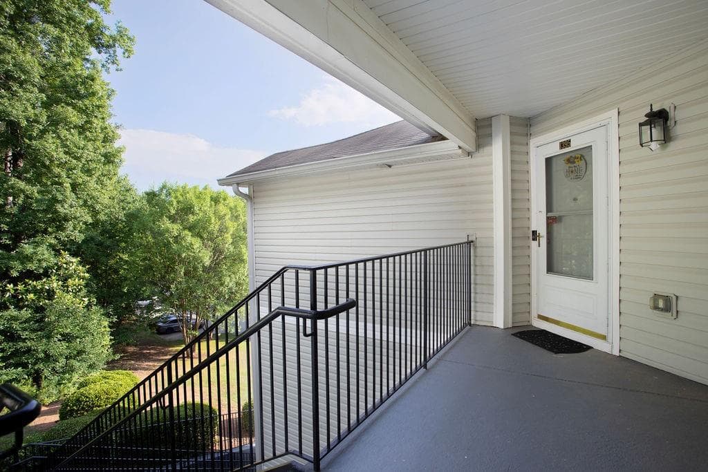 2 bedroom, 2 bathroom, 1,181 sq ft condominium for sale at 1395 Orchard Park Drive, Stone Mountain, GA 30083 — photo 2