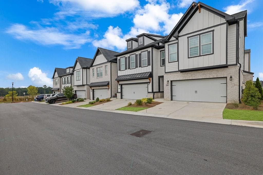 4 bedroom, 4 bathroom, 2,735 sq ft townhouse for sale at 1245 Wintergreen Way, Cumming, GA 30041 — photo 3