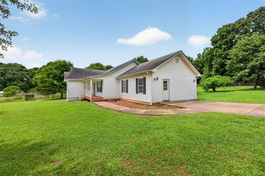 3 bedroom, 2 bathroom, 1,682 sq ft single family residence under contract at 602 Pendergrass Road, Winder, GA 30680 — photo 5