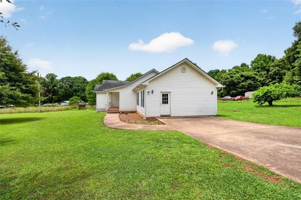 3 bedroom, 2 bathroom, 1,682 sq ft single family residence under contract at 602 Pendergrass Road, Winder, GA 30680 — photo 6