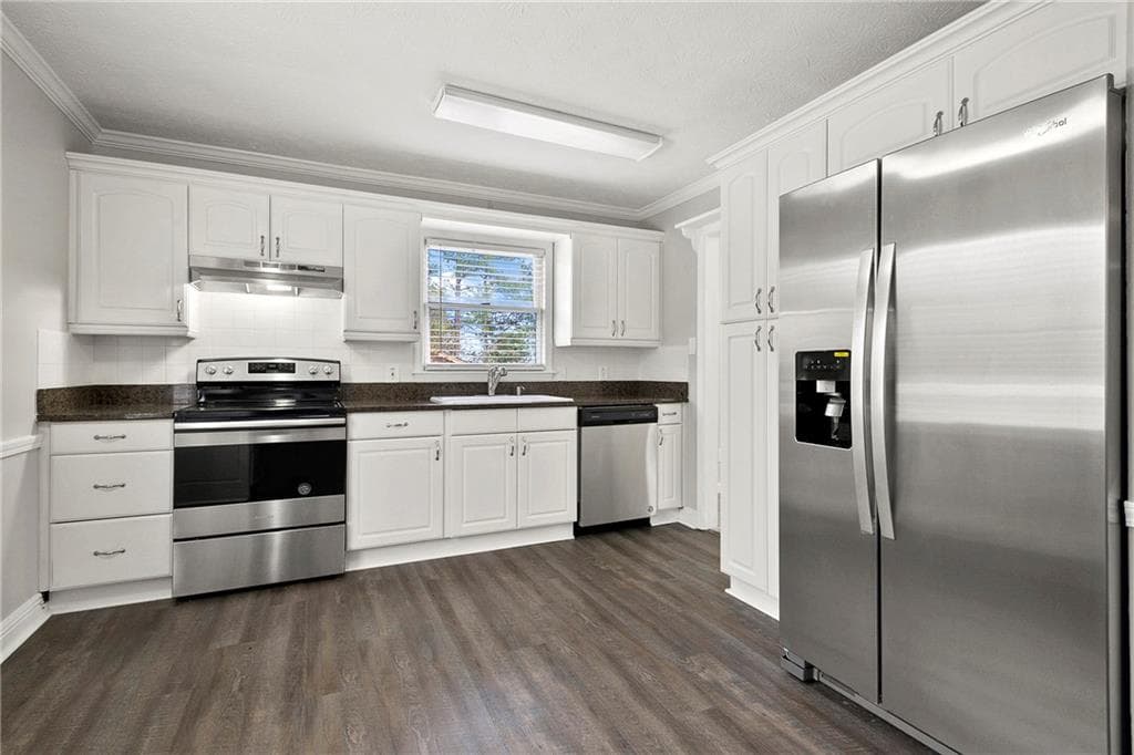3 bedroom, 3 bathroom, 1,900 sq ft single family residence for sale at 2037 Englewood Way, Snellville, GA 30078 — photo 5