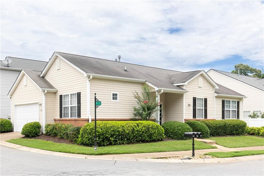 2 bedroom, 2 bathroom, 1,041 sq ft single family residence for sale at 707 Bedford Court, Woodstock, GA 30188 — photo 1 of 27