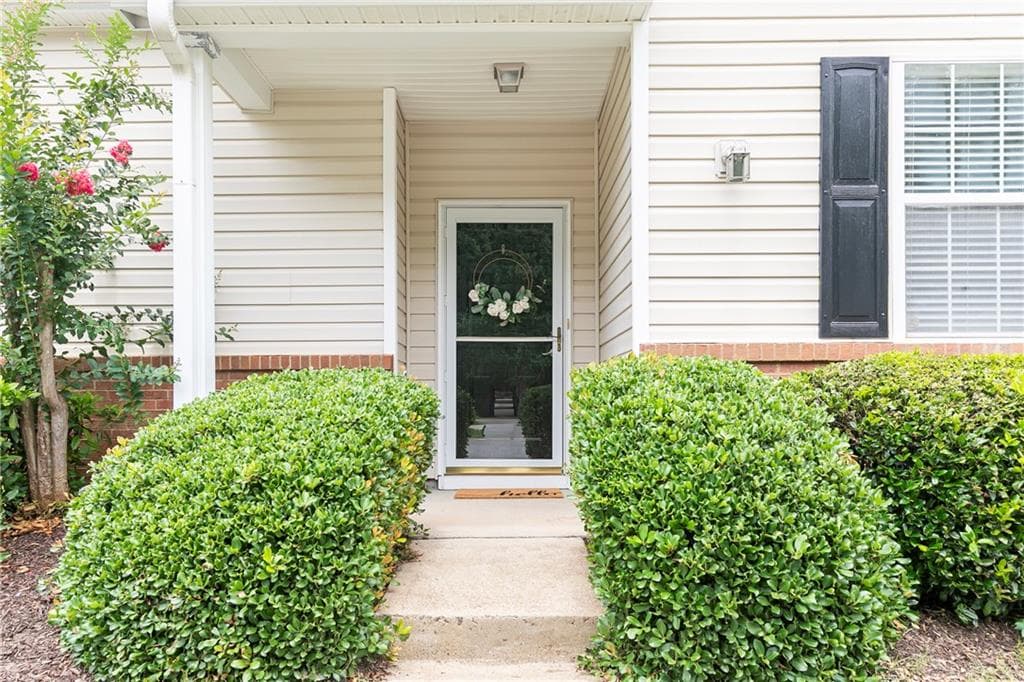 2 bedroom, 2 bathroom, 1,041 sq ft single family residence for sale at 707 Bedford Court, Woodstock, GA 30188 — photo 2