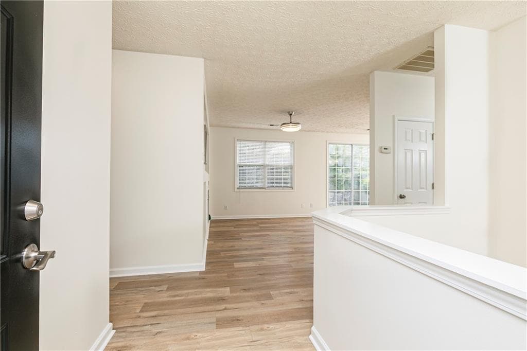 2 bedroom, 2 bathroom, 1,041 sq ft single family residence for sale at 707 Bedford Court, Woodstock, GA 30188 — photo 3