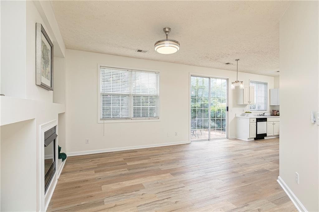 2 bedroom, 2 bathroom, 1,041 sq ft single family residence for sale at 707 Bedford Court, Woodstock, GA 30188 — photo 7