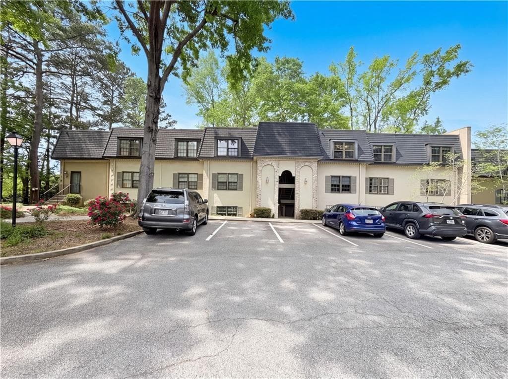 1 bedroom, 1 bathroom, 753 sq ft condominium for sale at 27 Chaumont Square, Atlanta, GA 30327