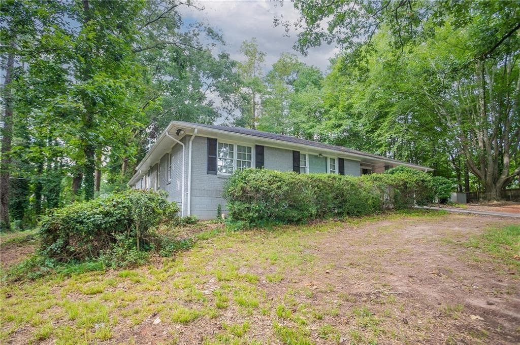 5 bedroom, 3 bathroom, 1,628 sq ft single family residence under contract at 4696 Rockbridge Road, Stone Mountain, GA 30083 — photo 2