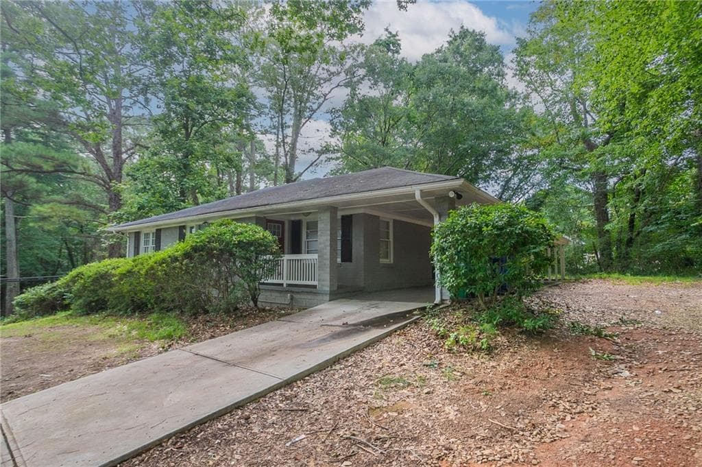 5 bedroom, 3 bathroom, 1,628 sq ft single family residence under contract at 4696 Rockbridge Road, Stone Mountain, GA 30083 — photo 3