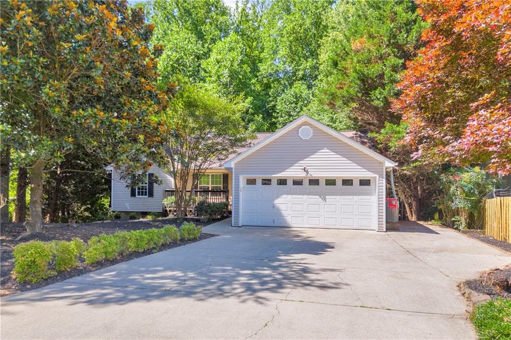 3 bedroom, 2 bathroom, 1,454 sq ft single family residence for sale at 2941 Lake Hollow Road, Gainesville, GA 30501 — photo 2