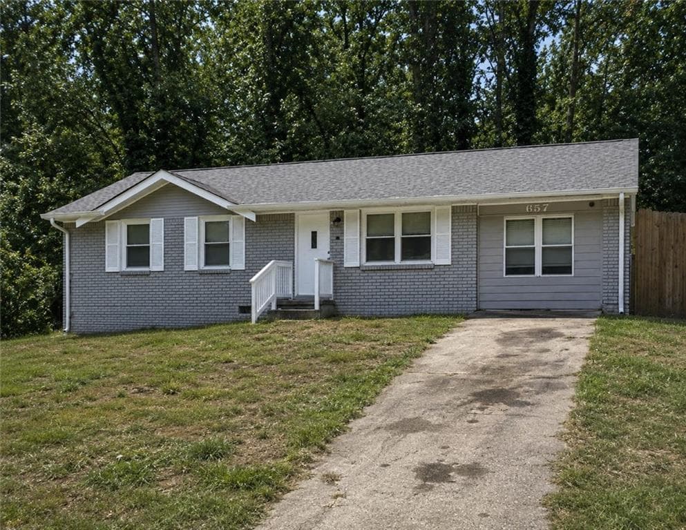 4 bedroom, 2 bathroom, 962 sq ft single family residence for rent at 657 Robert E Lee Parkway, Jonesboro, GA 30238 for $1,680 a month — photo 1 of 30