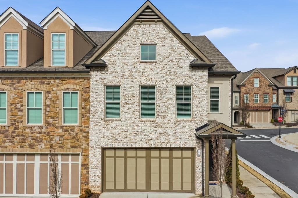 3 bedroom, 3 bathroom, 2,298 sq ft townhouse for sale at 110 Via Roma, Woodstock, GA 30189 — photo 3