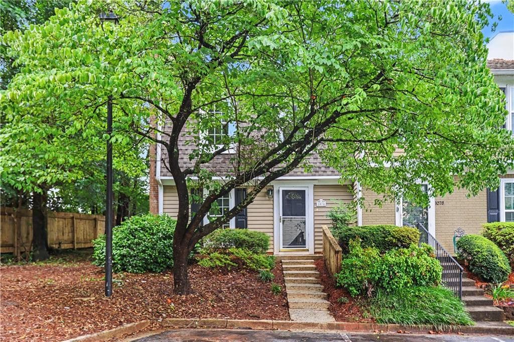 2 bedroom, 2 bathroom, 1,160 sq ft townhouse for sale at 1074 New Haven Drive, Marietta, GA 30064 — photo 2