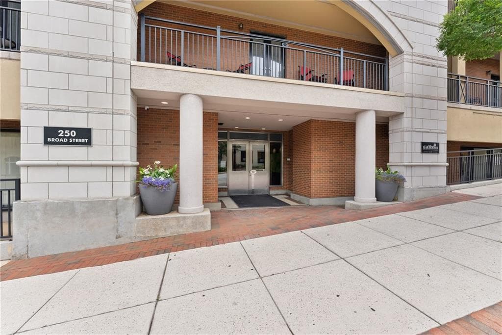 1 bedroom, 2 bathroom, 700 sq ft condominium for sale at 250 W Broad Street 205, Athens, GA 30601 — photo 2