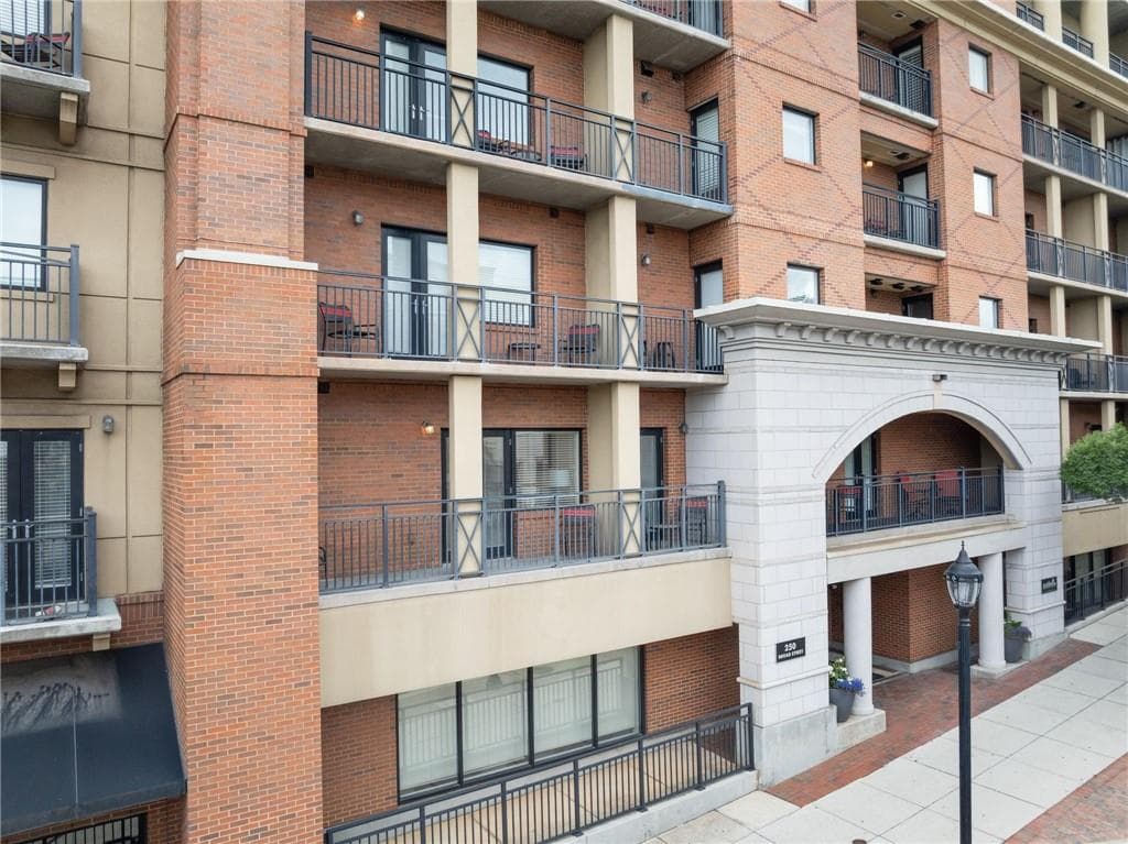 1 bedroom, 2 bathroom, 700 sq ft condominium for sale at 250 W Broad Street 205, Athens, GA 30601 — photo 3