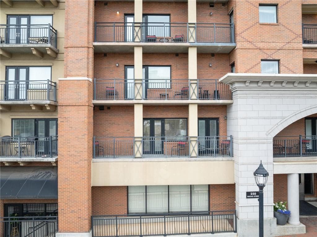 1 bedroom, 2 bathroom, 700 sq ft condominium for sale at 250 W Broad Street 205, Athens, GA 30601 — photo 4