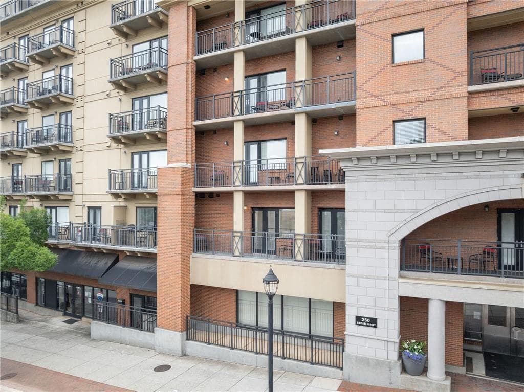 1 bedroom, 2 bathroom, 700 sq ft condominium for sale at 250 W Broad Street 205, Athens, GA 30601 — photo 5