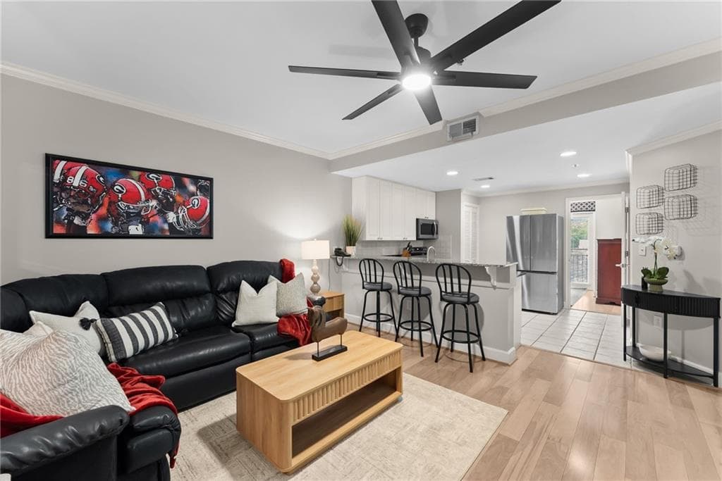1 bedroom, 2 bathroom, 700 sq ft condominium for sale at 250 W Broad Street 205, Athens, GA 30601 — photo 6