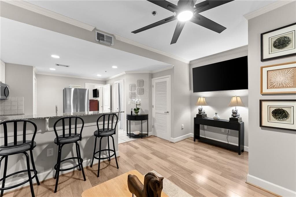 1 bedroom, 2 bathroom, 700 sq ft condominium for sale at 250 W Broad Street 205, Athens, GA 30601 — photo 8