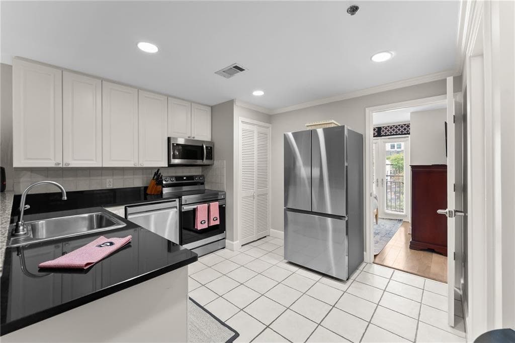 1 bedroom, 2 bathroom, 700 sq ft condominium for sale at 250 W Broad Street 205, Athens, GA 30601 — photo 10