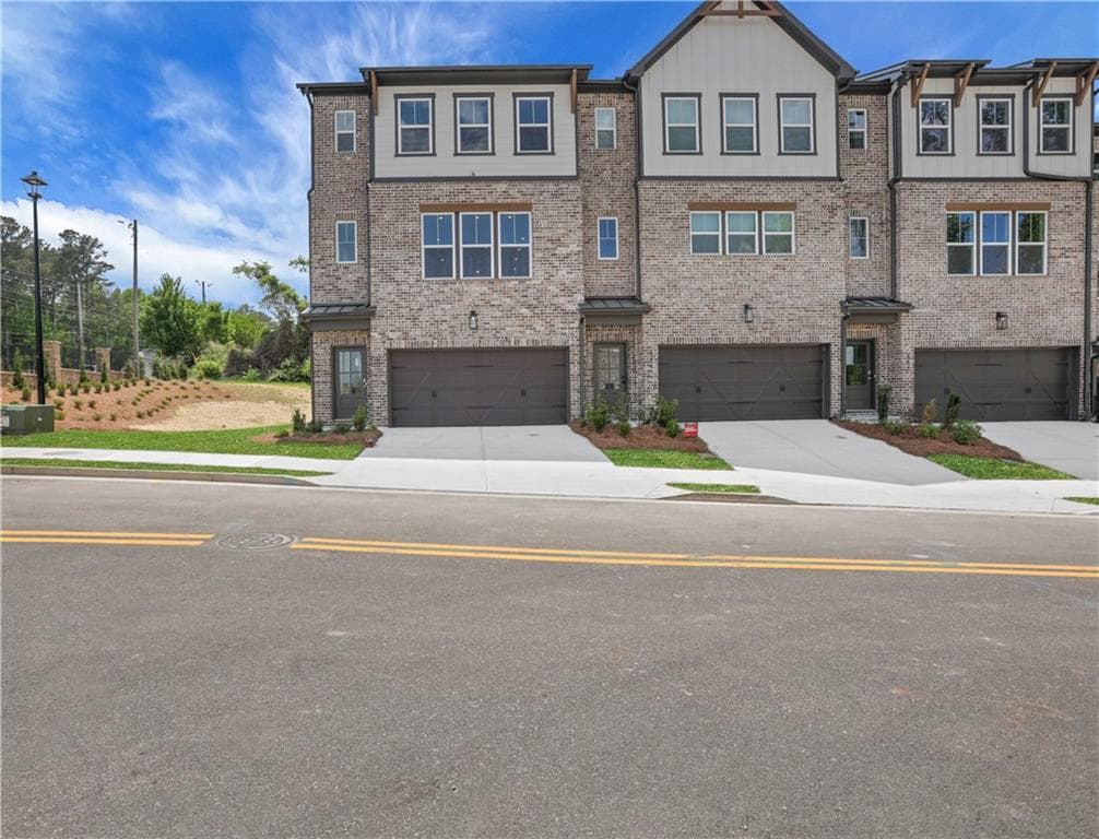 4 bedroom, 4 bathroom, 2,421 sq ft townhouse for sale at 386 Sunset Hollow Street, Sugar Hill, GA 30518 — photo 2