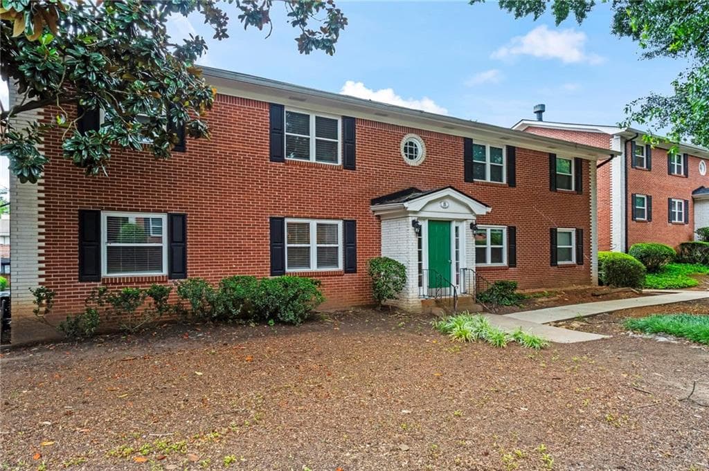 2 bedroom, 2 bathroom, 918 sq ft condominium for sale at 4282 Roswell Road B1, Atlanta, GA 30342 — photo 1 of 24