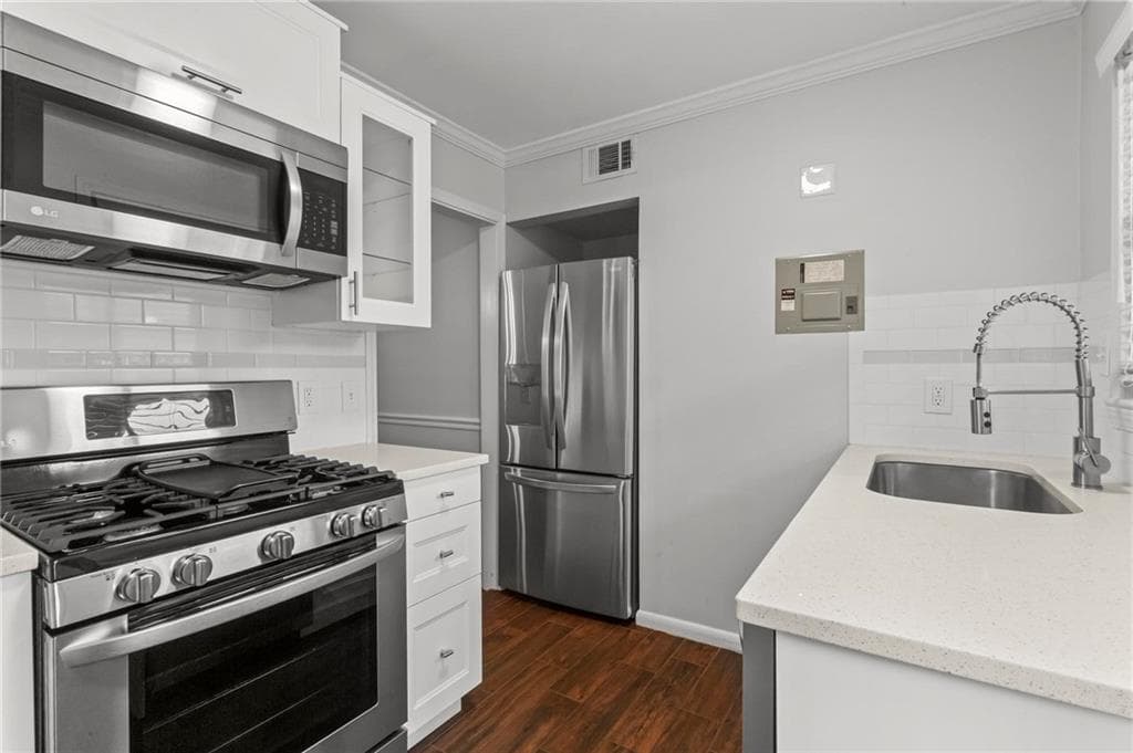 2 bedroom, 2 bathroom, 918 sq ft condominium for sale at 4282 Roswell Road B1, Atlanta, GA 30342 — photo 10