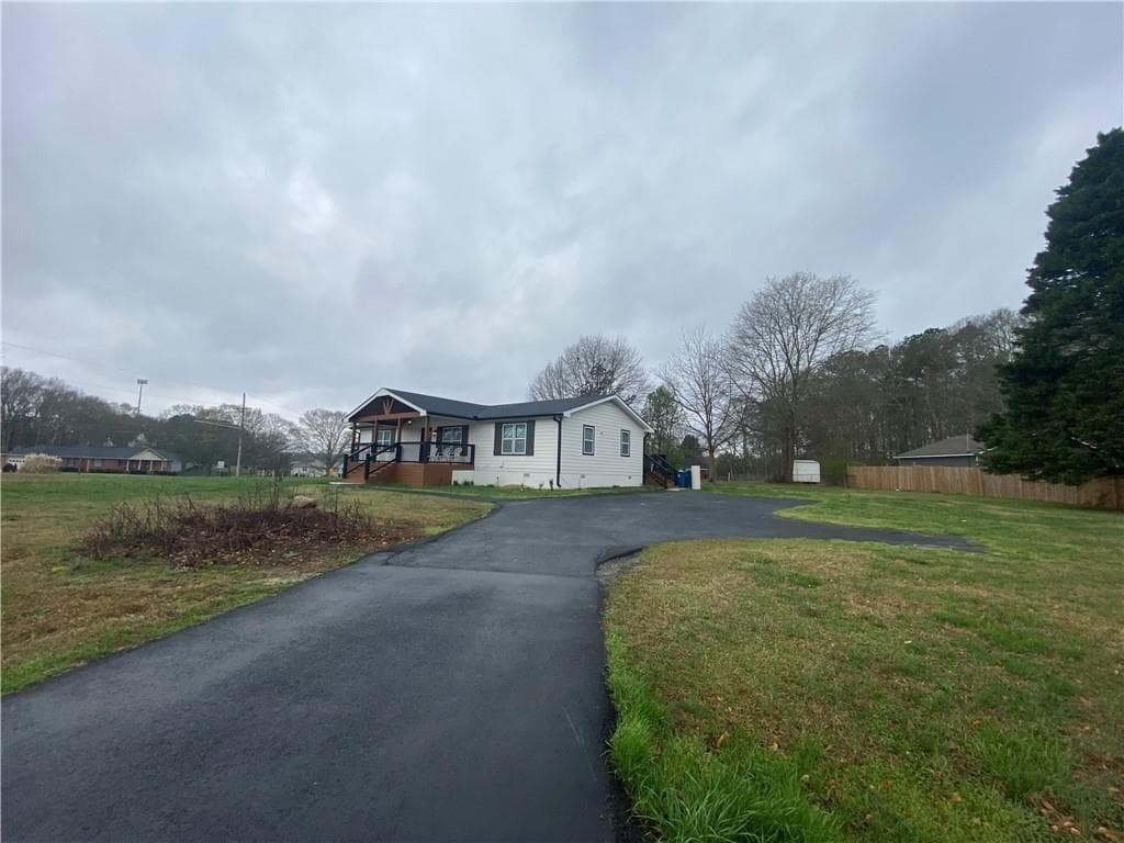 3 bedroom, 2 bathroom, 1,450 sq ft single family residence for sale at 318 Willowwind Drive, Loganville, GA 30052 — photo 2